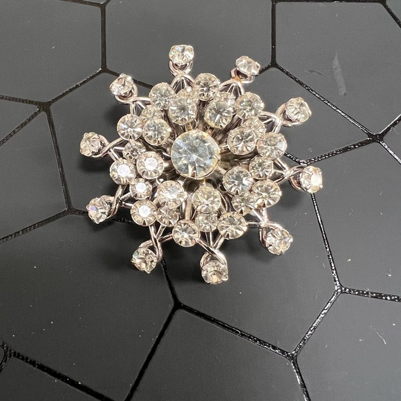 Jewelry - Vintage 1950’s Starburst/ Snowflake Rhinestone Brooch- So Sparkly